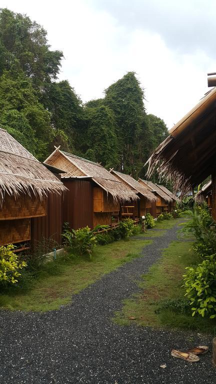 Phuhaya Bamboo Bungalows Ko Lanta Eksteriør bilde
